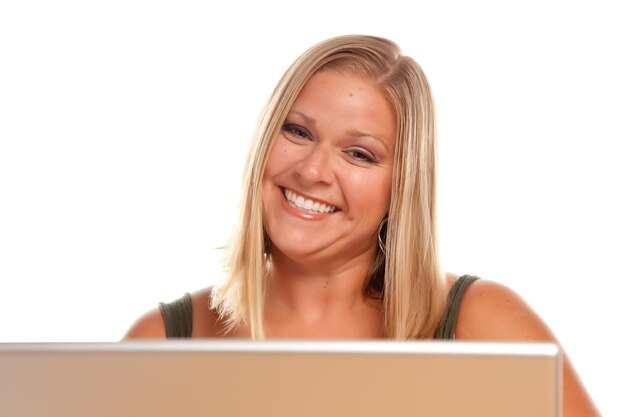 Zdjęcie piękna uśmiechnięta blondynka używająca laptopa