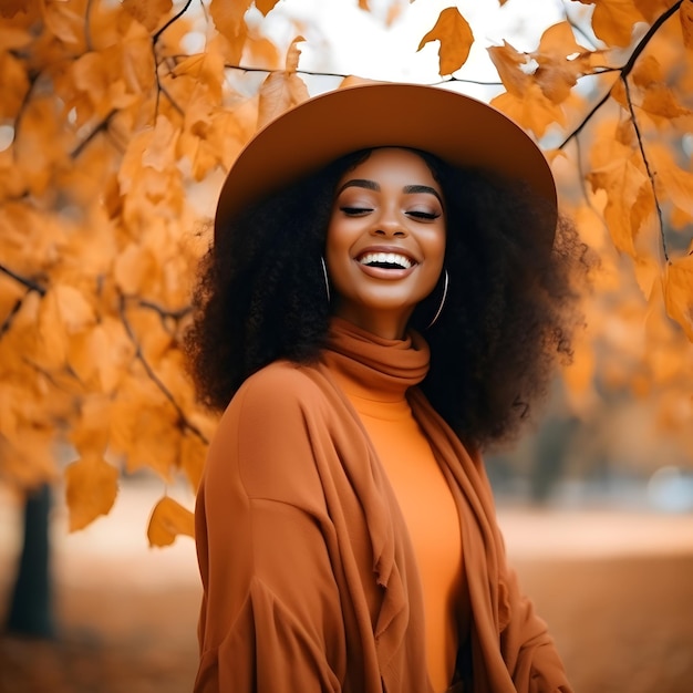 Piękna uśmiechnięta czarna kobieta spacerująca po parku z modą jesiennych liści