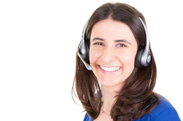 Piękna uśmiechnięta dziewczyna call center kobiety w słuchawkach na białym tle