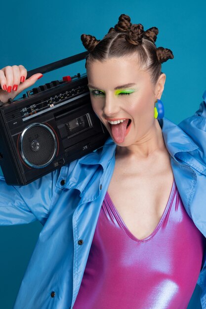 Piękna, Uśmiechnięta Dziewczyna Ze Stylowymi Włosami I Makijażem Posiada Boombox