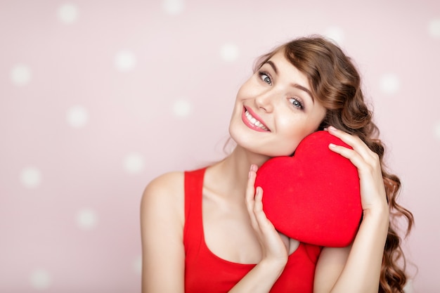 Piękna uśmiechnięta kobieta z czerwonymi sercami na Walentynki