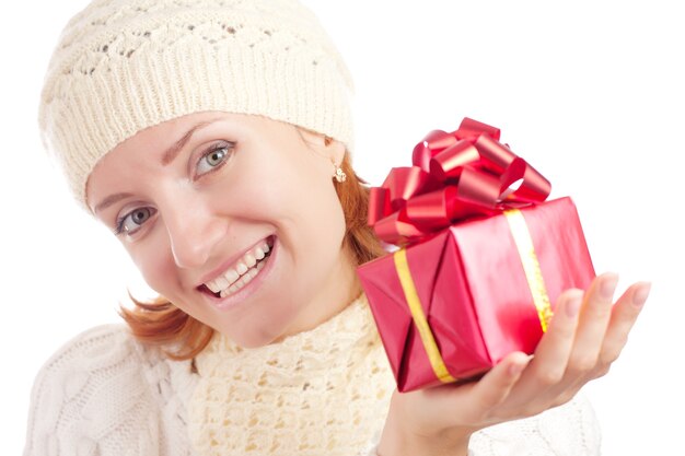 Piękna uśmiechnięta kobieta z prezentem