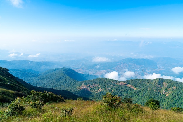 piękna warstwa górska z chmurami i błękitnym niebem na szlaku przyrodniczym Kew Mae Pan w Chiang Mai, Tajlandia