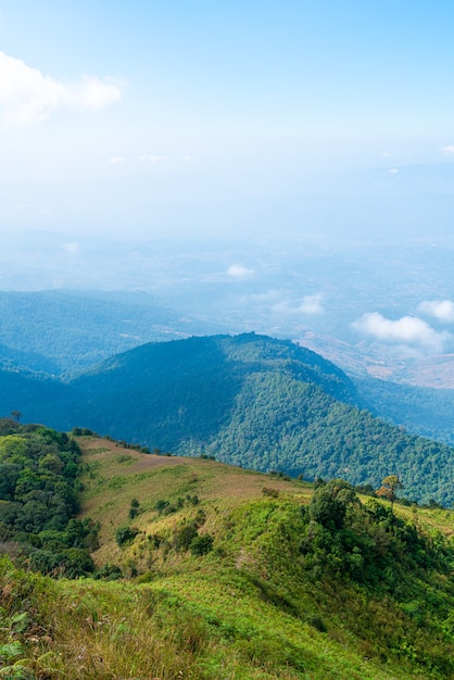 piękna warstwa górska z chmurami i błękitnym niebem na szlaku przyrodniczym Kew Mae Pan w Chiang Mai, Tajlandia