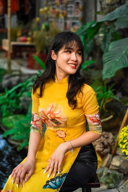 Piękna Wietnamka w tradycyjnej wietnamskiej sukience w Tet Księżycowy Nowy Rok