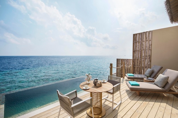 Piękna willa z basenem na świeżym powietrzu z widokiem na ocean i widokiem na lagunę w InterContinental Maldives