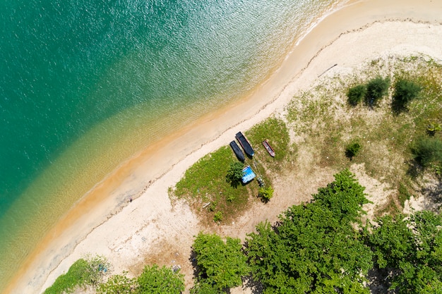 Piękna Woda Morska Powierzchnia Z Białą, Piaszczystą Plażą Widok Drona Góra W Dół