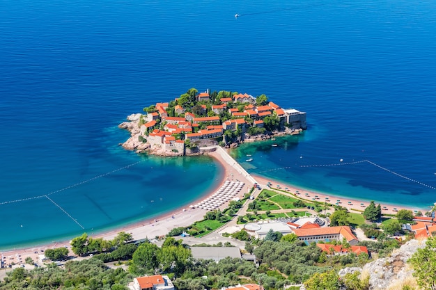 Piękna wysepka Sveti Stefan niedaleko Budvy w Czarnogórze