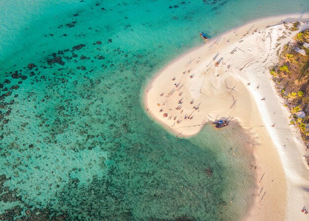 Piękna wyspa Koh Lipe z turystą relaksującym się na plaży w tropikalnym morzu