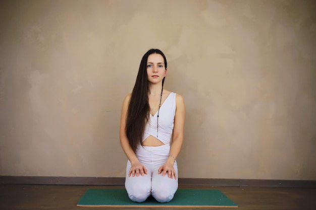 Piękna wysportowana dziewczyna wykonująca ćwiczenia jogi Ciesz się medytacją w domu Bez stresu Zdrowe nawyki Koncepcja ulgi w niepokoju Pozycja lotosu