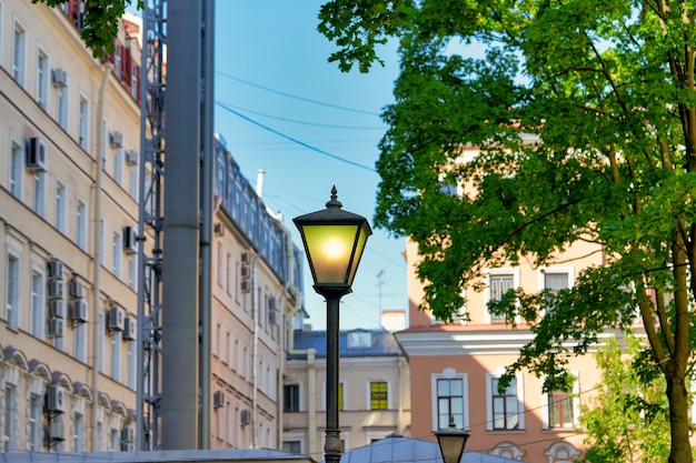 Piękna zabytkowa lampa uliczna na ulicy petersburga