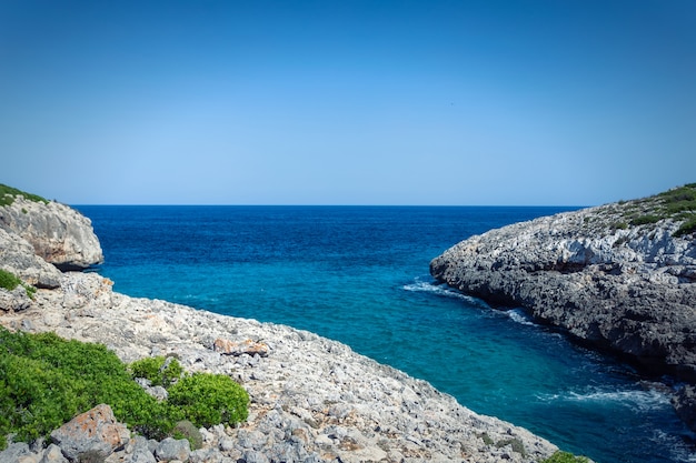Piękna zatoka z czystą turkusową wodą w parku narodowym Cala Mondrago na Majorce