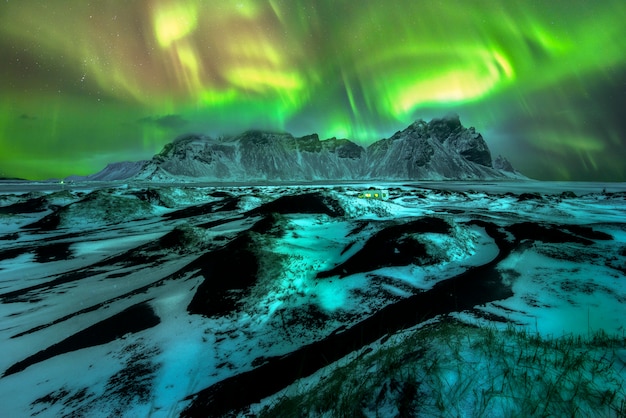 Piękna Zielona I Czerwona Zorza Tanczy Nad Vestrahorn, Iceland