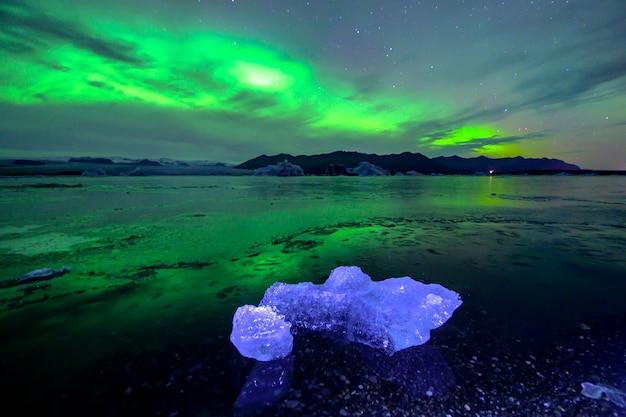 Piękna Zielono-czerwona Zorza Tańcząca Nad Laguną Jokulsarlon Na Islandii