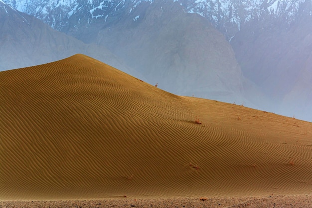 piękna zimna pustynia w skardu pakistanie śnieżne góry i pustynia wydmowa w jednej ramce