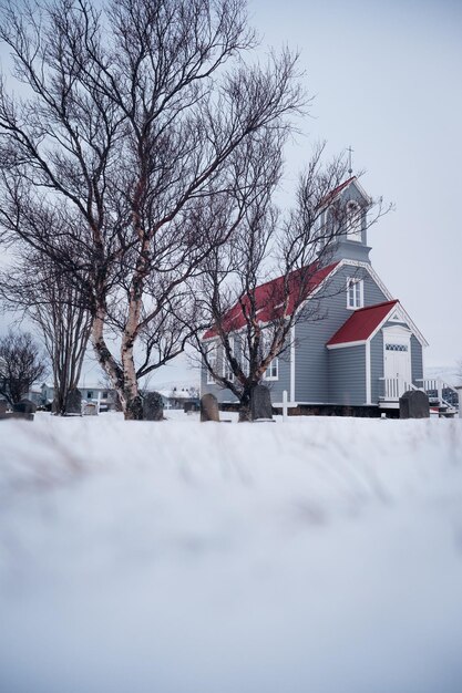 Piękna zimowa scena z malowniczym kościołem w Reykjavik na Islandii