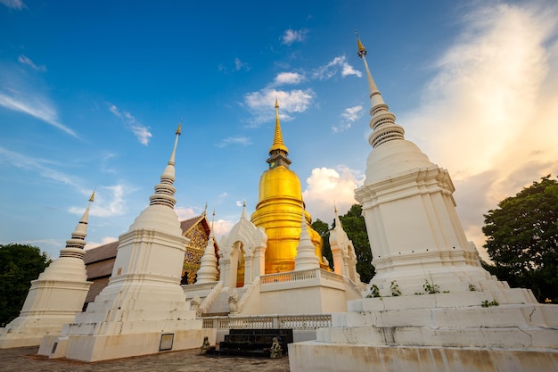 Piękna złota pagoda w świątyni Wat Suan Dok wieczorem