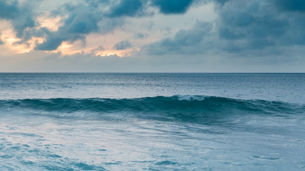 Piękna zmierzch linia brzegowa przy tropikalną piaskowatą plażą w Oahu wyspie, Hawaje