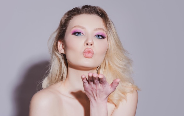 Piękna zmysłowa kobieta modelka Seksowna kobieta pozuje w studio