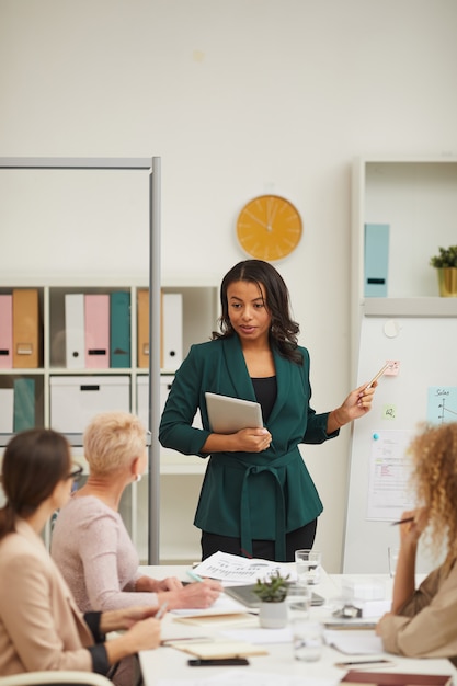 Piękne African American Businesswoman Na Spotkaniu