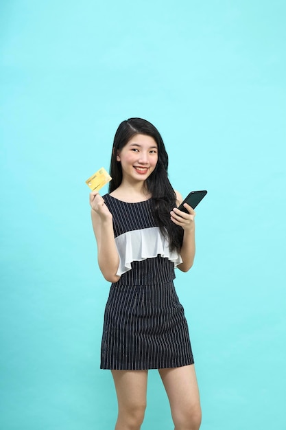 Piękne Azjatki korzystają z zakupów online za pomocą smartfona i karty kredytowej