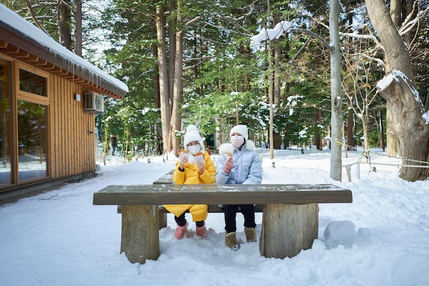 Piękne Azjatyckie Dwie Siostry Lubią Jedzenie Hokkaido Podczas Zimowej Podróży Po Hokkaido