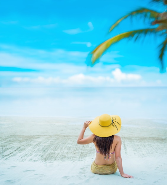 Piękne azjatyckie kobiety podróżują na plaży latem. Morze piasek słońce i wakacje.