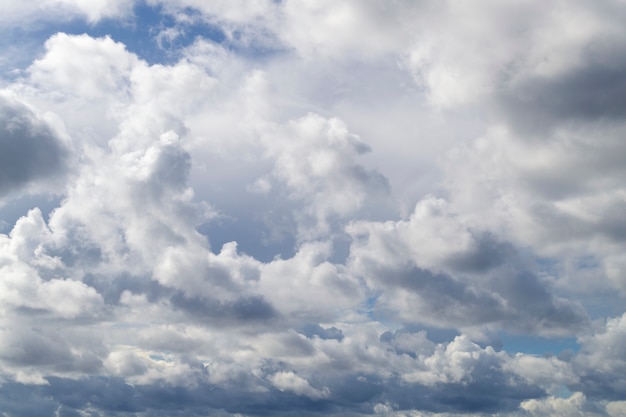 Piękne białe chmury cumulus na niebieskim niebie. Małe przerwy na niebieskim niebie.