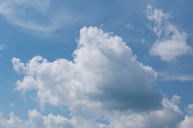 Piękne białe chmury Cumulus na niebieskim niebie w ciągu dnia