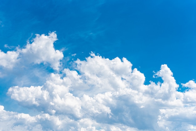 Piękne białe cumulonimbus chmury na tle jasnego nieba