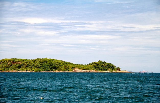 Piękne błękitne morze z wysp Similan w Tajlandii Azja