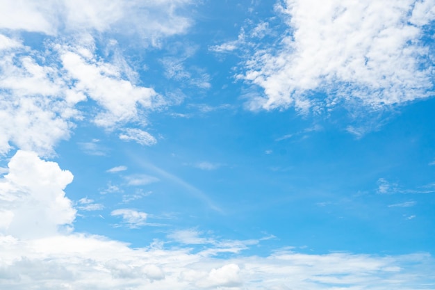 Piękne błękitne niebo i białe chmury abstrakcyjne tło Cloudscape tło Błękitne niebo i chmury