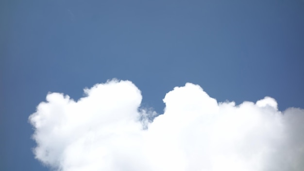 Zdjęcie piękne błękitne niebo i chmura