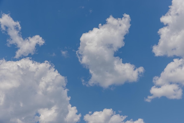 Piękne błękitne niebo i chmury naturalne tło. Idylliczne szczęśliwe błękitne niebo miękkie światło słoneczne