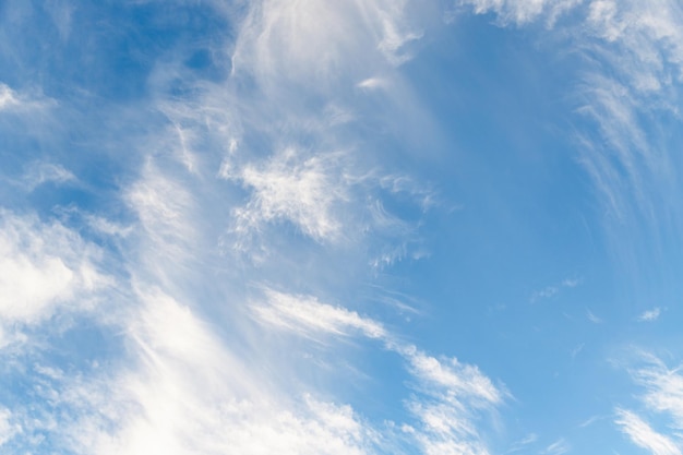 Zdjęcie piękne błękitne niebo z białymi chmurami cirrocumulus