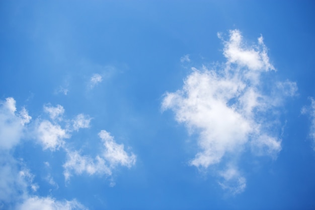Zdjęcie piękne błękitne niebo z białymi chmurami
