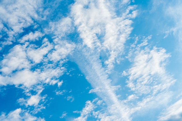 Piękne błękitne niebo z chmurami i pociąg lotniczy z samolotu Tekstura nieba Tło