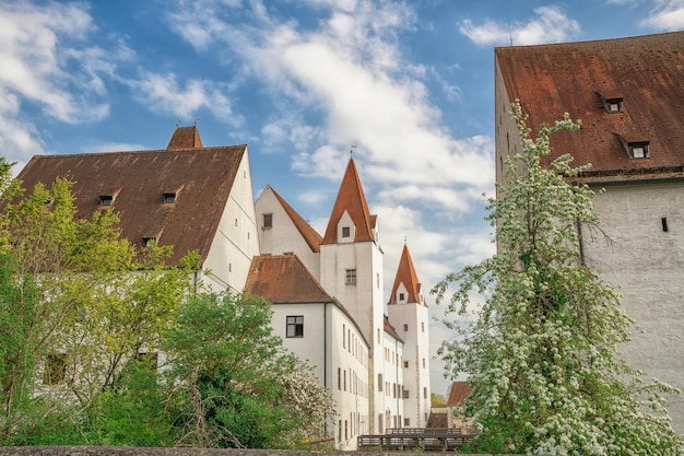 Piękne błękitne niebo z chmurami letni widok na Ingolstadt Bavaria