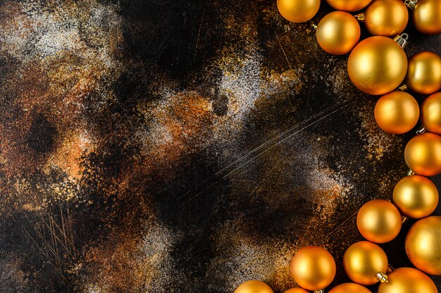Piękne Boże Narodzenie i nowy rok złote ozdoby bombki na ciemnym czarnym tle.