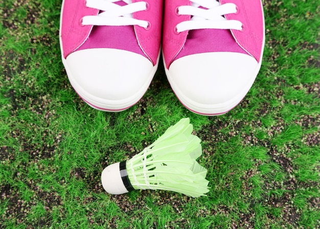 Zdjęcie piękne buty gumowe i lotki na tle zielonej trawy