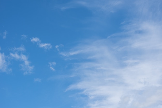 Piękne chmury cirrus w błękitne niebo rano. Tło błękitne niebo i białe chmury cirrus latem na zdjęciach, makieta do projektowania.