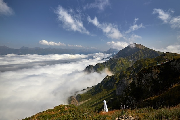 Piękne chmury i mgła wśród górskiego krajobrazu