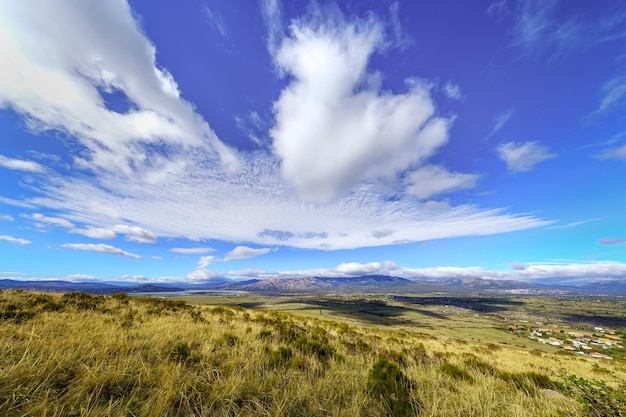 Piękne chmury nad górami w krajobrazie Sierra Guadarrama w Madrycie.