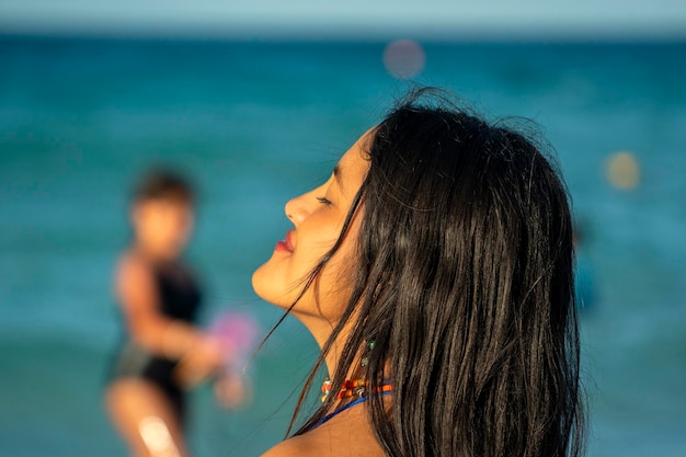 Piękne czarne włosy dziewczyna meksykańska latynoska portret na baja california beach