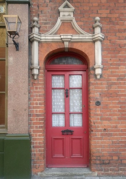 Piękne czerwone angielskie drzwi. Tekstura drzwi.