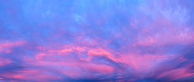 Piękne czerwone niebo zachód słońca panorama jako tło