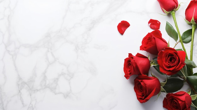 Piękne czerwone róże na białym marmurowym stole.