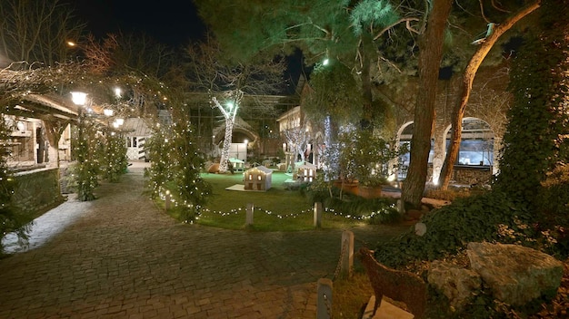 Piękne dekoracje uliczne z girlandami restauracyjnymi w letniej akcji piękne girlandy dekorują