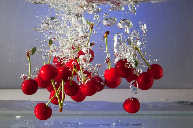 Piękne dojrzałe jagody w wodzie w bąbelkach powietrza