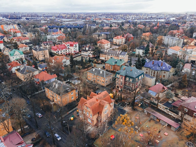 Piękne domy w starym mieście Kaliningradu Stara niemiecka architektura widok z powietrza z drona